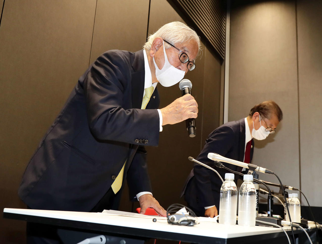 バドミントン協会の不祥事についての会見を終えて、一礼する関根会長（左）。右は顧問弁護士の葉玉氏（2022年10月21日撮影）