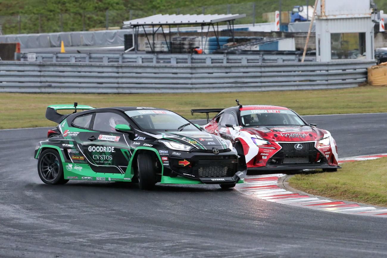 第5戦決勝でバトルを展開する益山航のGRヤリス（左）とケン　グシのLEXUS RC　