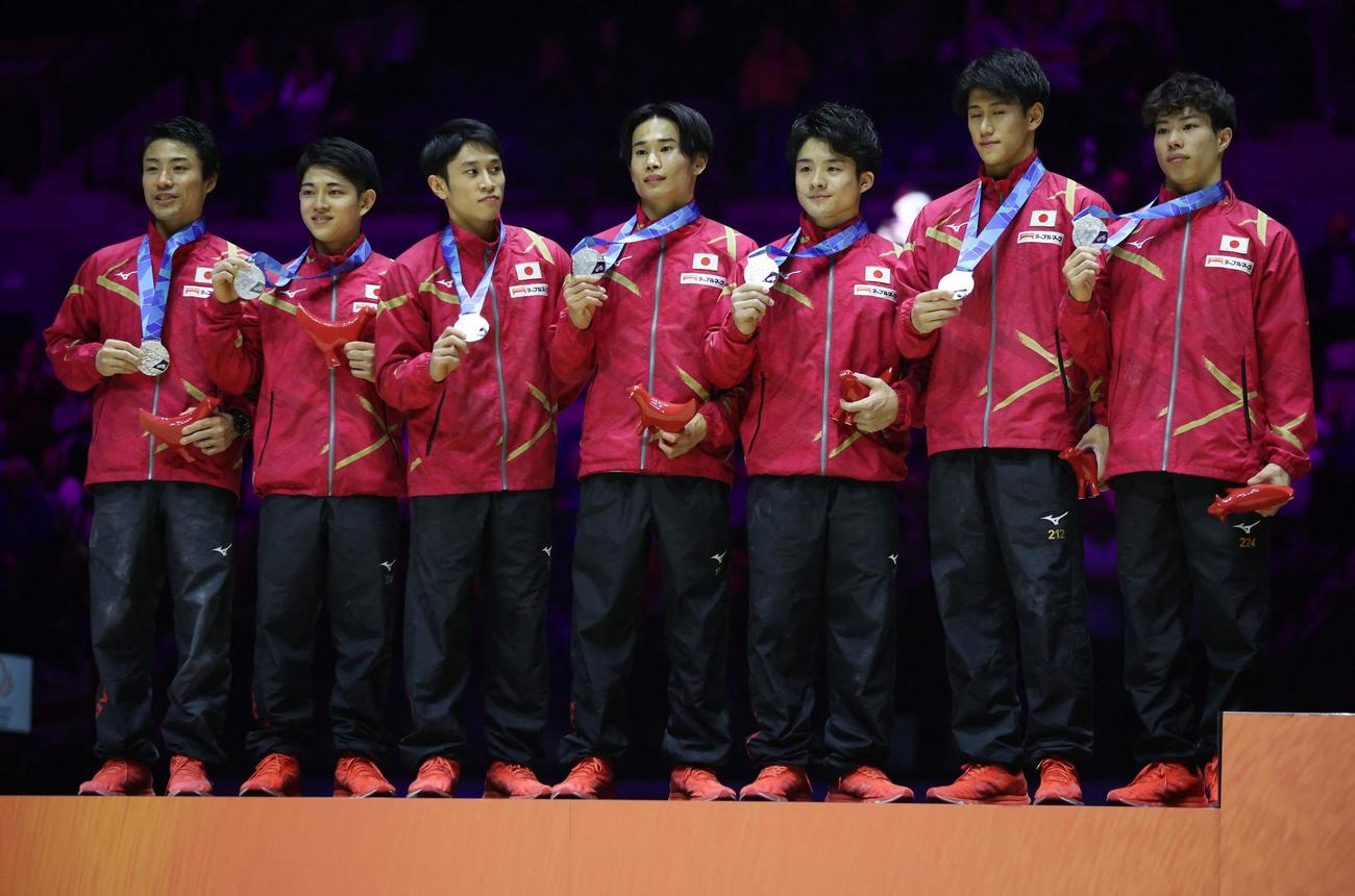 世界選手権兼2024年パリ五輪予選　男子団体総合決勝　銀メダルを獲得した日本男子選手ら（ロイター）