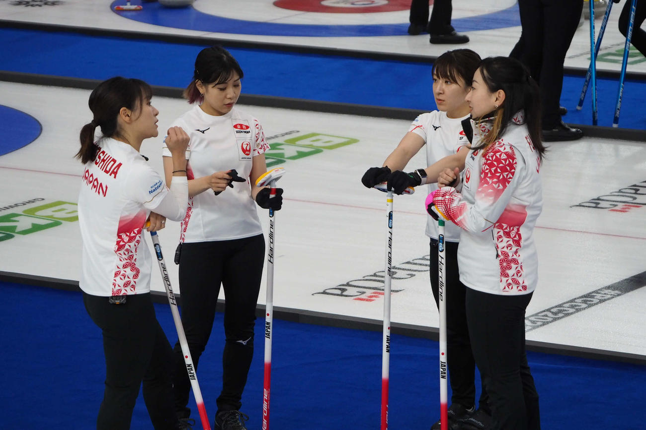意見交換する日本代表ロコ・ソラーレの選手たち（日本カーリング協会提供）