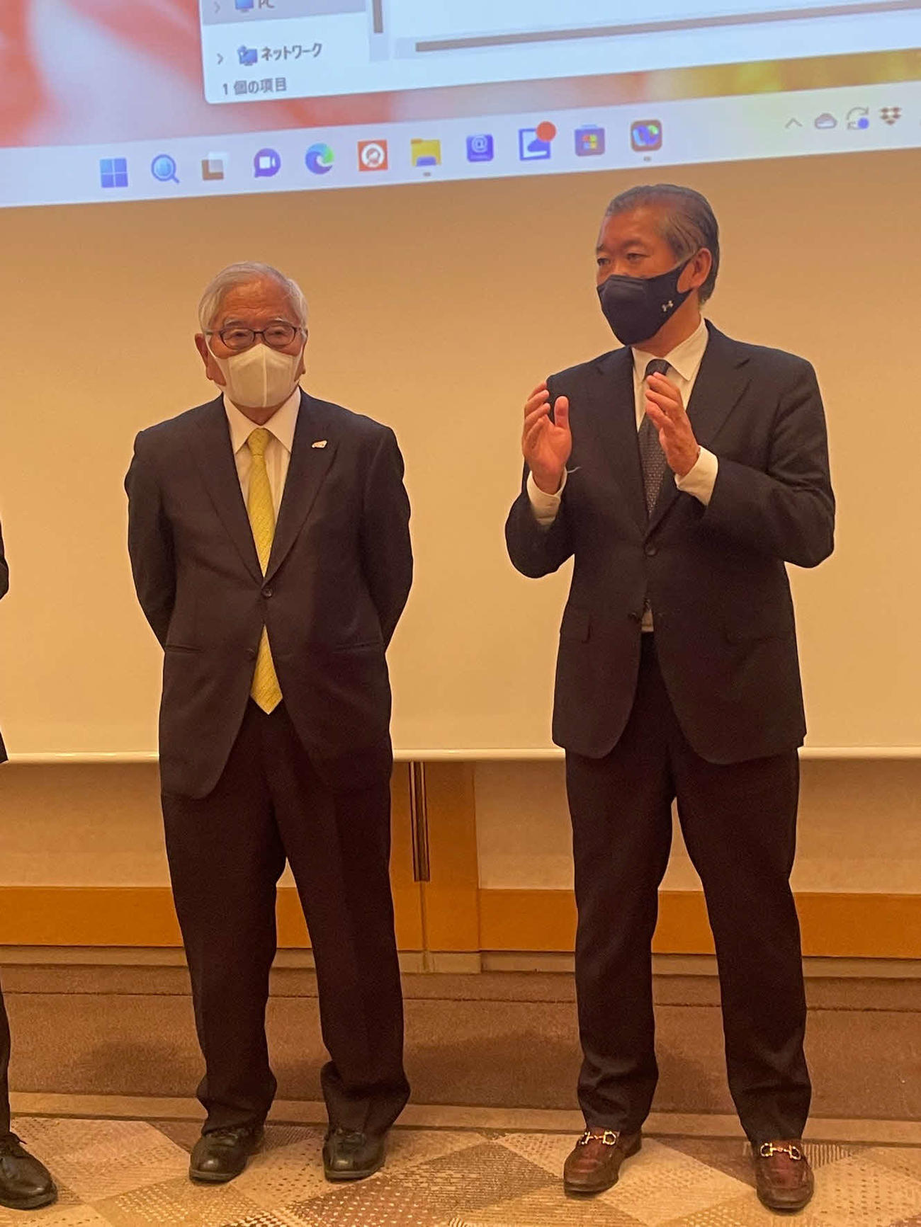 会議後に取材対応する日本バドミントン協会の関根義雄会長（左）と顧問弁護士の葉玉匡美氏