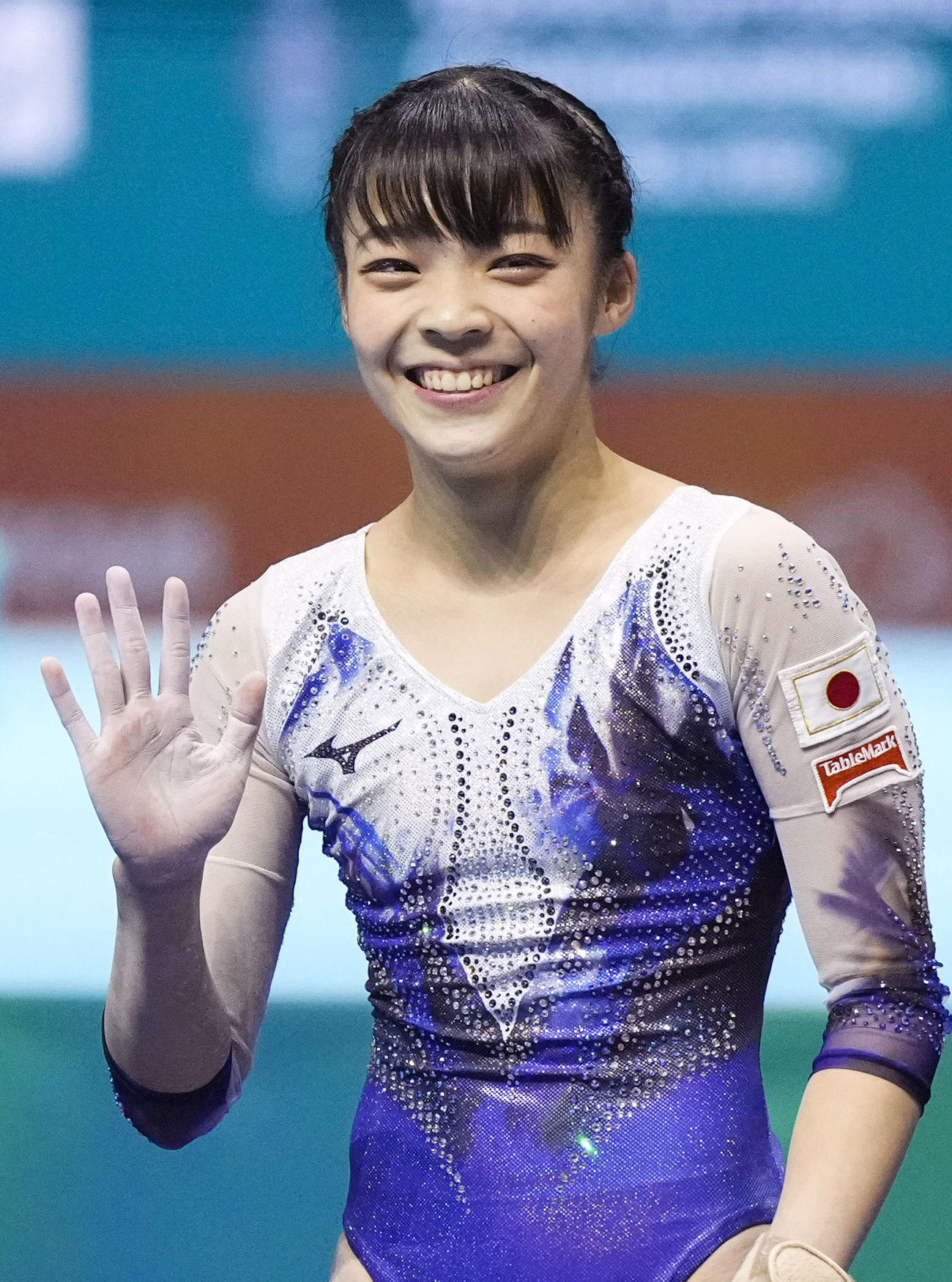 女子個人総合決勝、床運動の演技を終えて笑顔で手を振る山田千遥（共同）