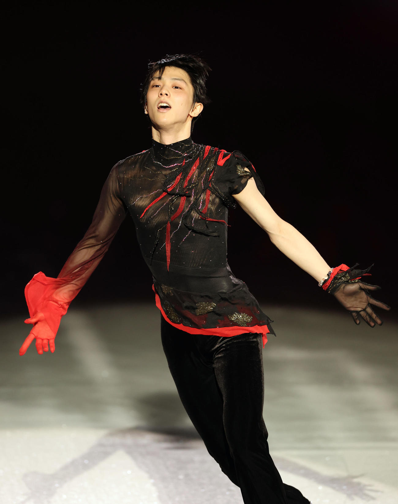 プロ転向後初の単独アイスショー「プロローグ」で熱演する羽生結弦さん（撮影・狩俣裕三）