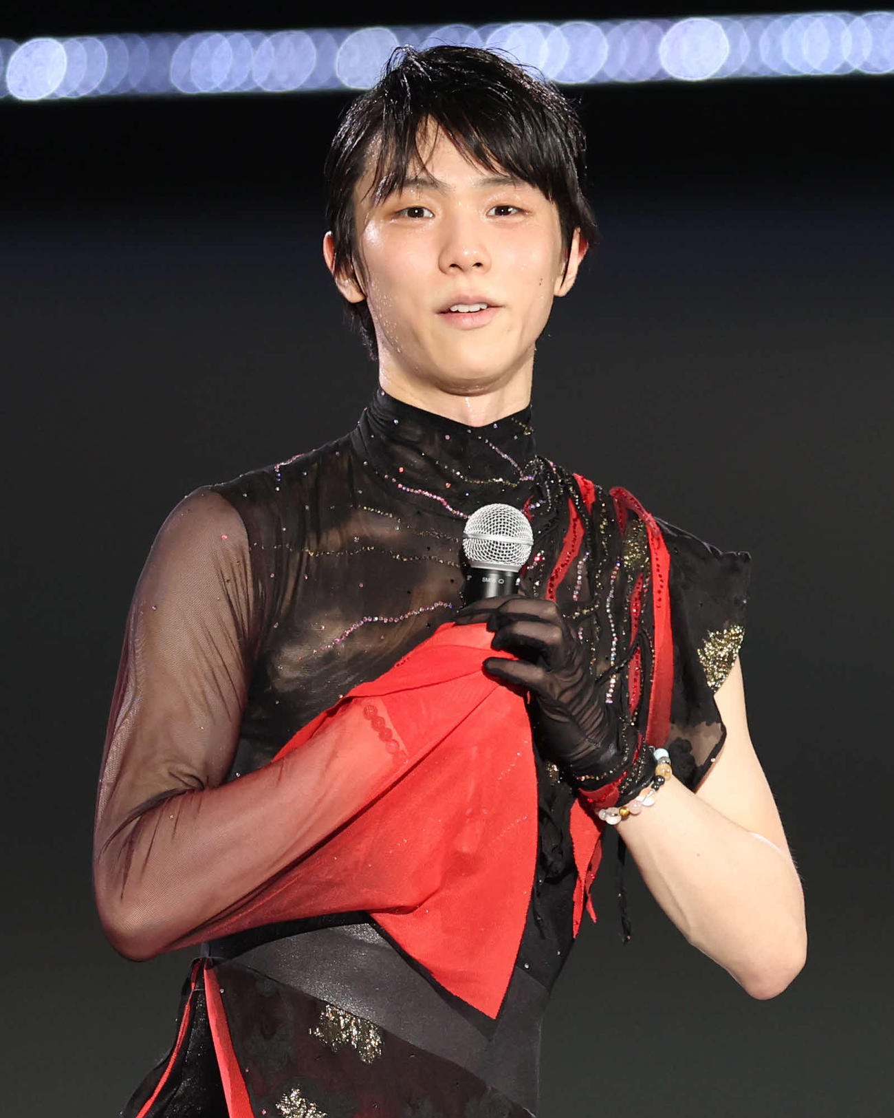 プロ転向後初の単独アイスショーで演技の合間にMCをする羽生結弦さん（撮影・狩俣裕三）