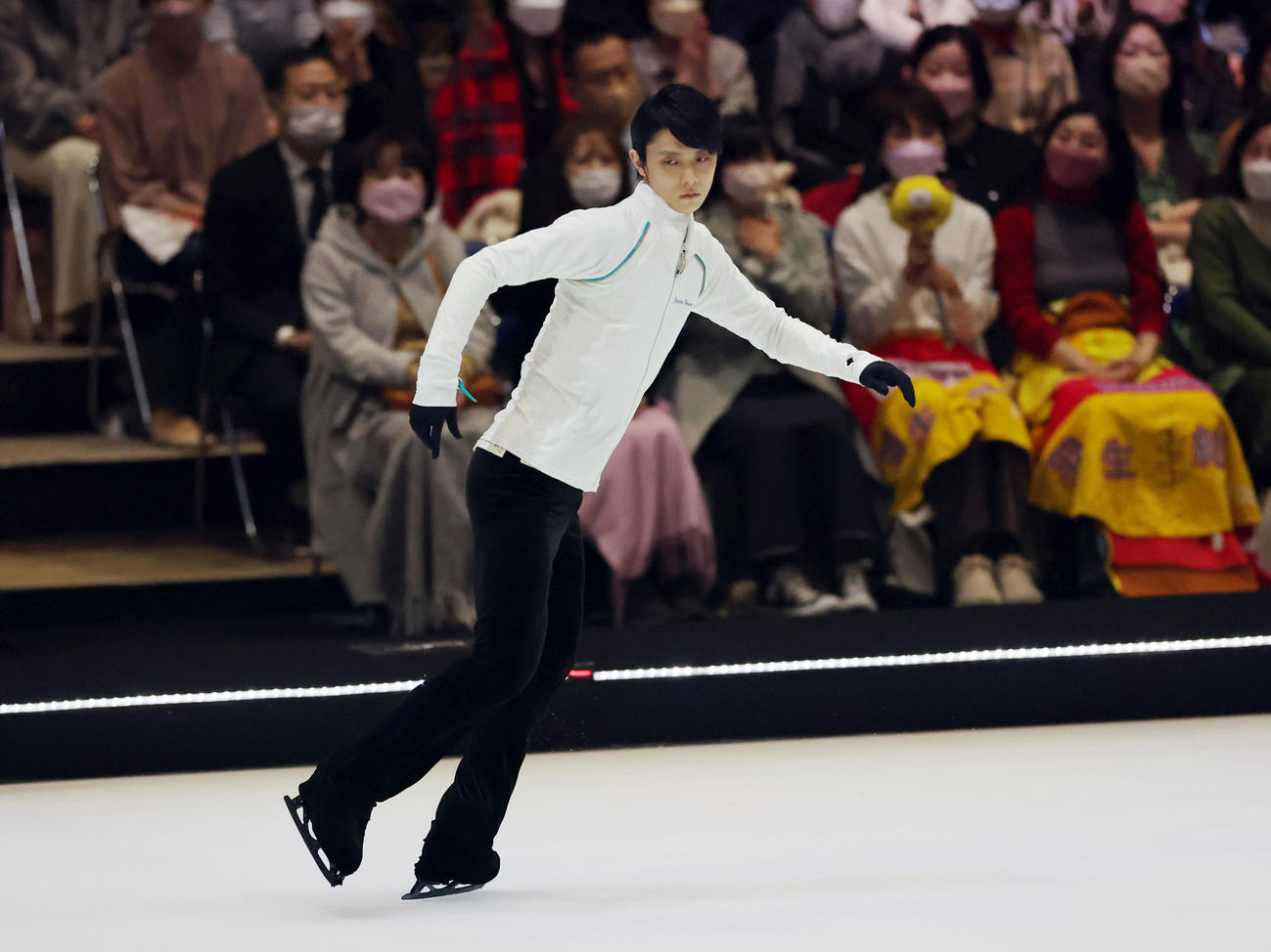 プロ転向後初の単独アイスショー「プロローグ」のオープニングでいきなり6分間練習をする羽生結弦さん（撮影・狩俣裕三）