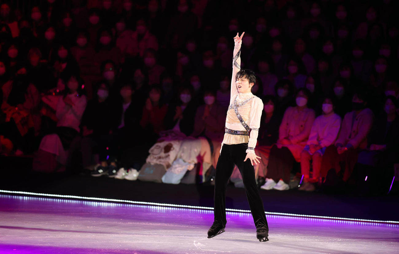 プロ転向後初の単独アイスショー「プロローグ」で熱演する羽生結弦さん（撮影・狩俣裕三）