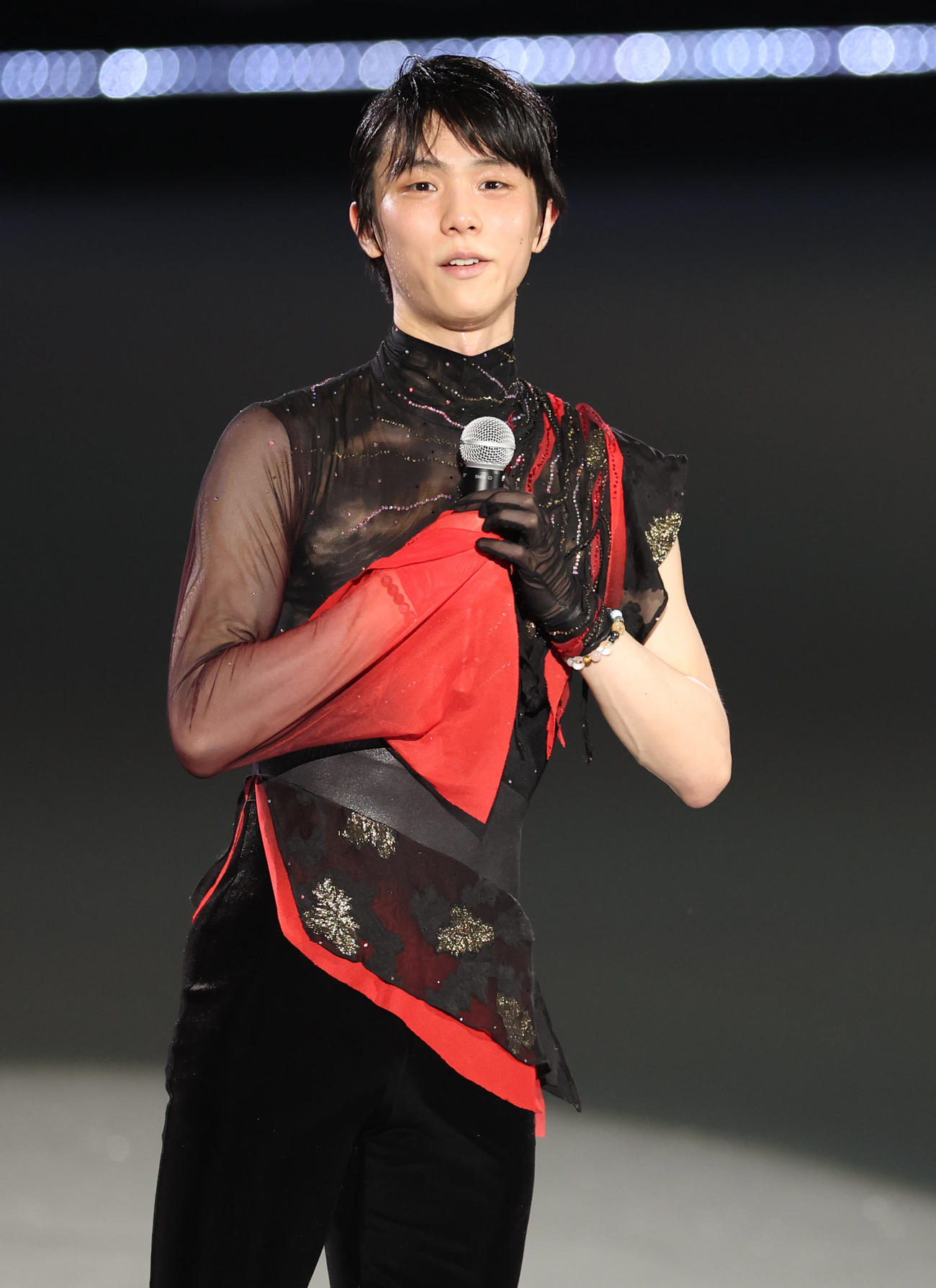 プロ転向後初の単独アイスショーで演技の合間にMCをする羽生結弦さん（撮影・狩俣裕三）