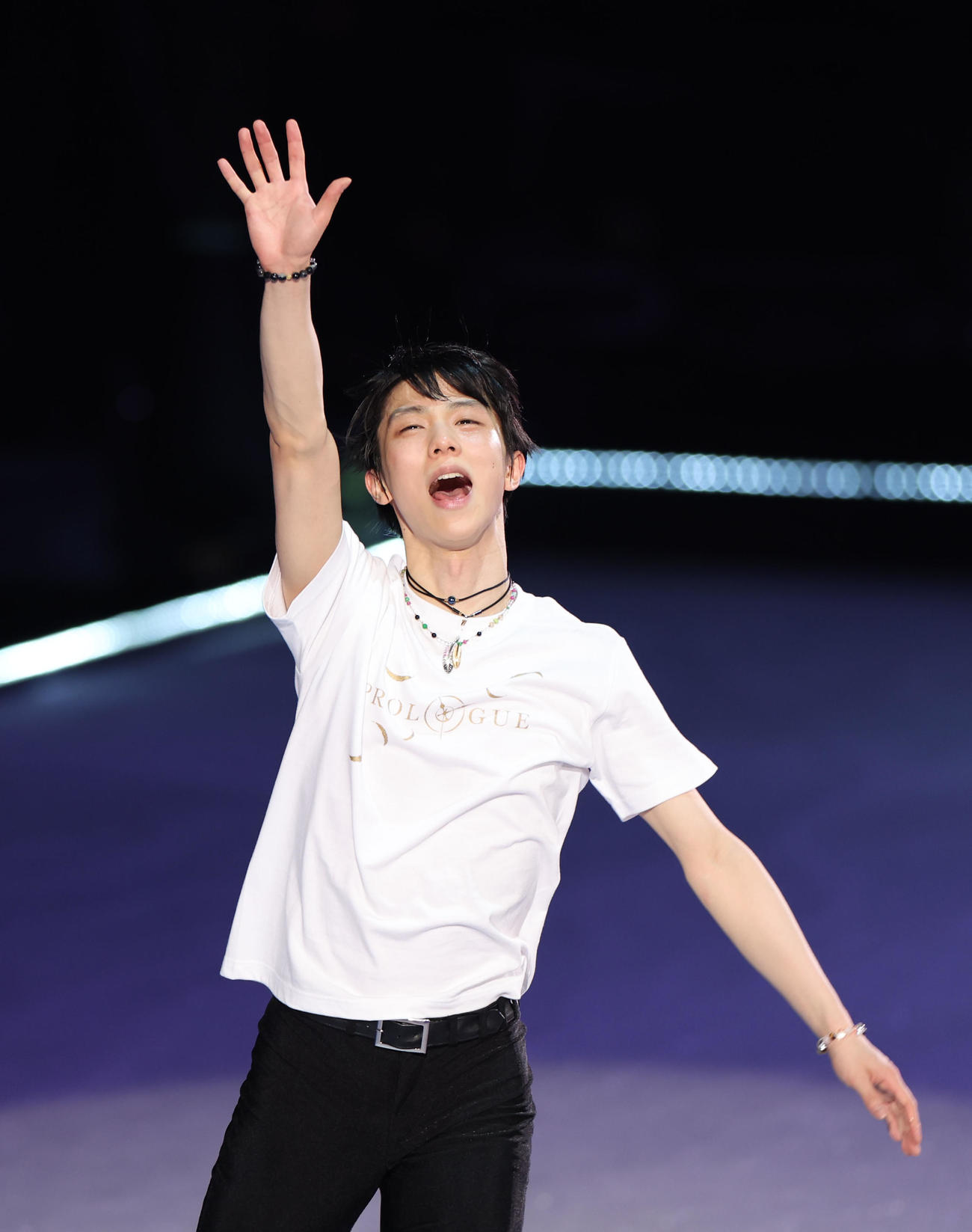 プロ転向後初の単独アイスショー「プロローグ」のラストにファンへ目いっぱいの笑顔を送る羽生結弦さん（撮影・狩俣裕三）