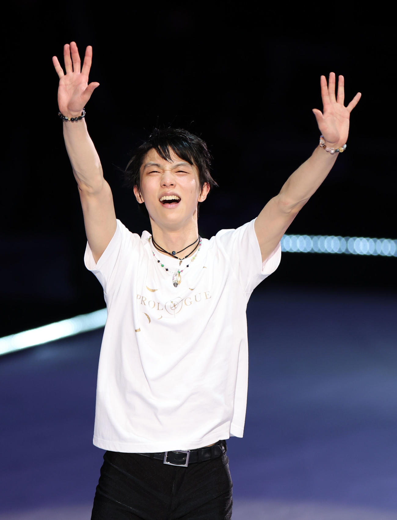 プロ転向後初の単独アイスショー「プロローグ」のラストにファンへ目いっぱいの笑顔を送る羽生結弦さん（撮影・狩俣裕三）