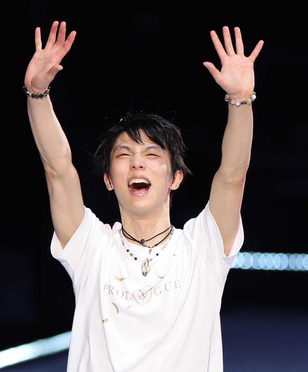 プロ転向後初の単独アイスショー「プロローグ」のラストにファンへ目いっぱいの笑顔を送る羽生結弦さん（撮影・狩俣裕三）
