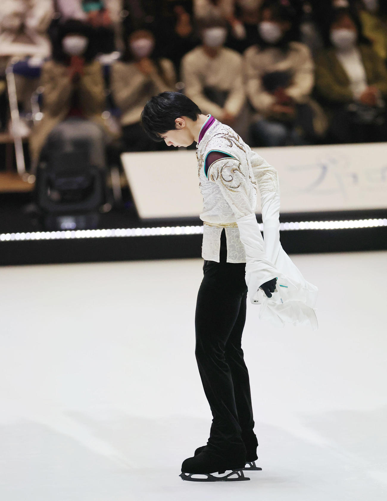 オープニングでの6分間練習を終え、「SEIMEI」の衣装を披露する羽生結弦さん（撮影・狩俣裕三）