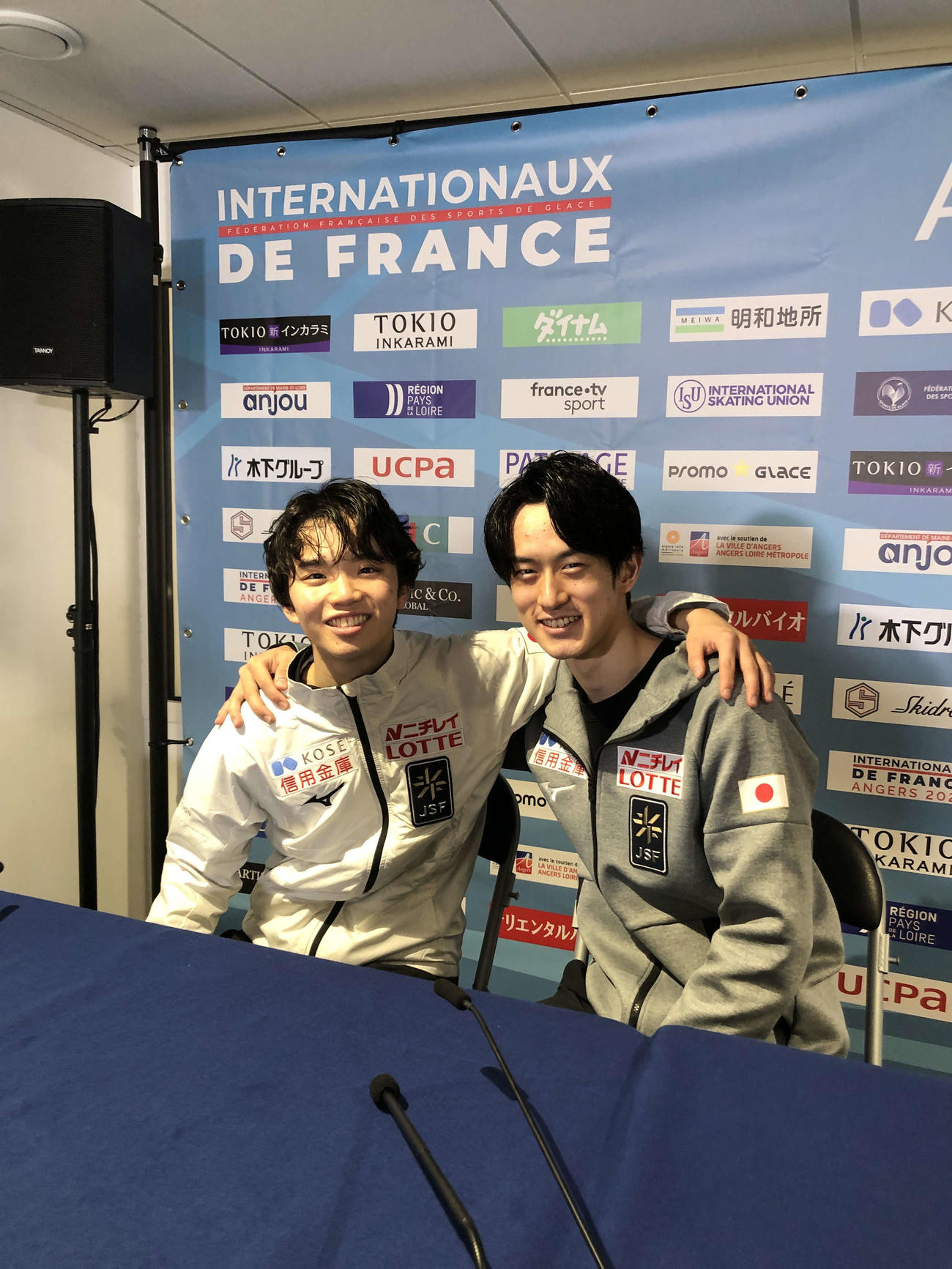 GP第3戦フランス杯男子SPを終えて会見場で肩を組む山本（右）と友野