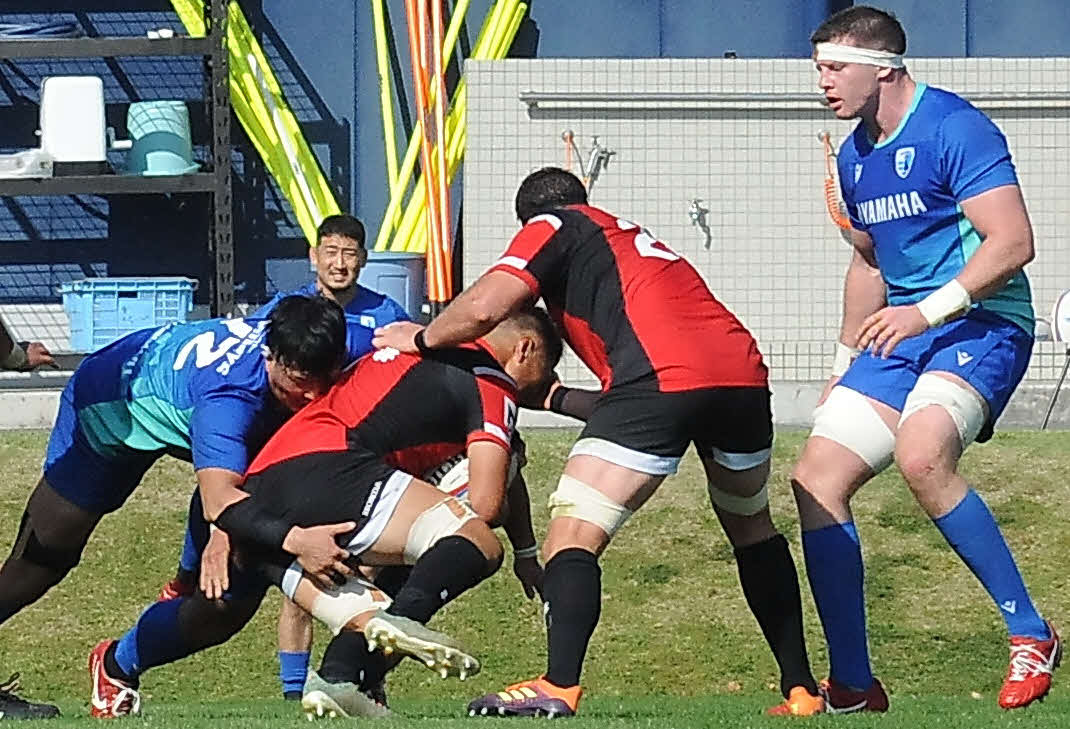 相手攻撃から自陣を守る静岡ブルーレヴズの選手ら（両端）