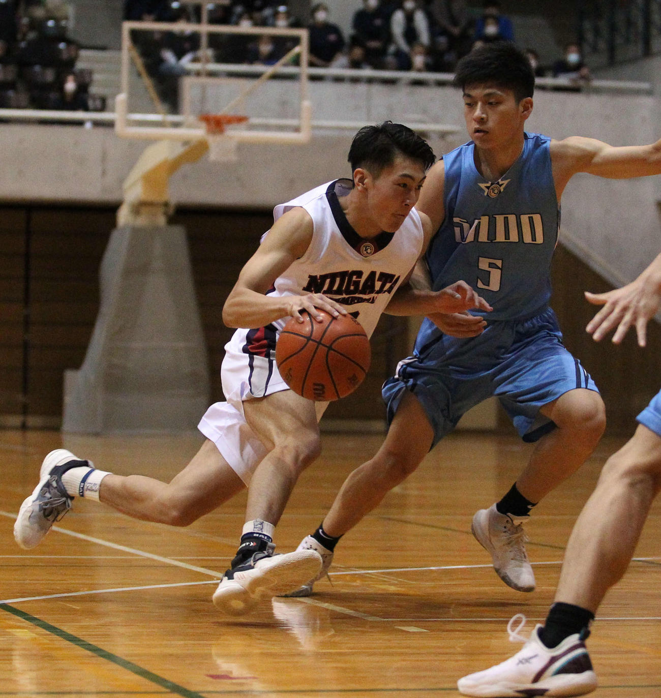 ドリブルで切り込む新潟商・山際