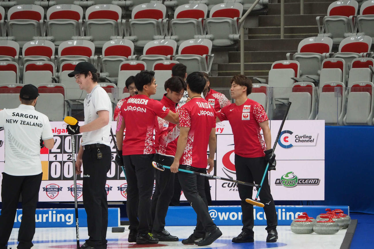 来年の世界選手権出場枠を日本にもたらした男子代表のSC軽井沢クラブ（日本カーリング協会提供）