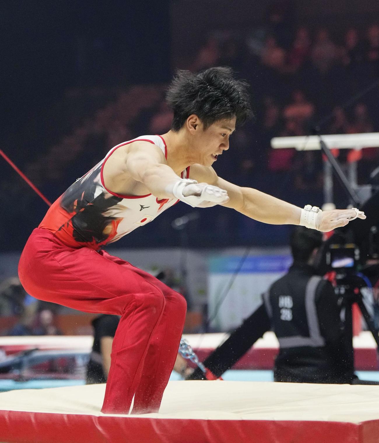 男子個人総合決勝　最終種目の鉄棒で着地を決める橋本大輝（共同）