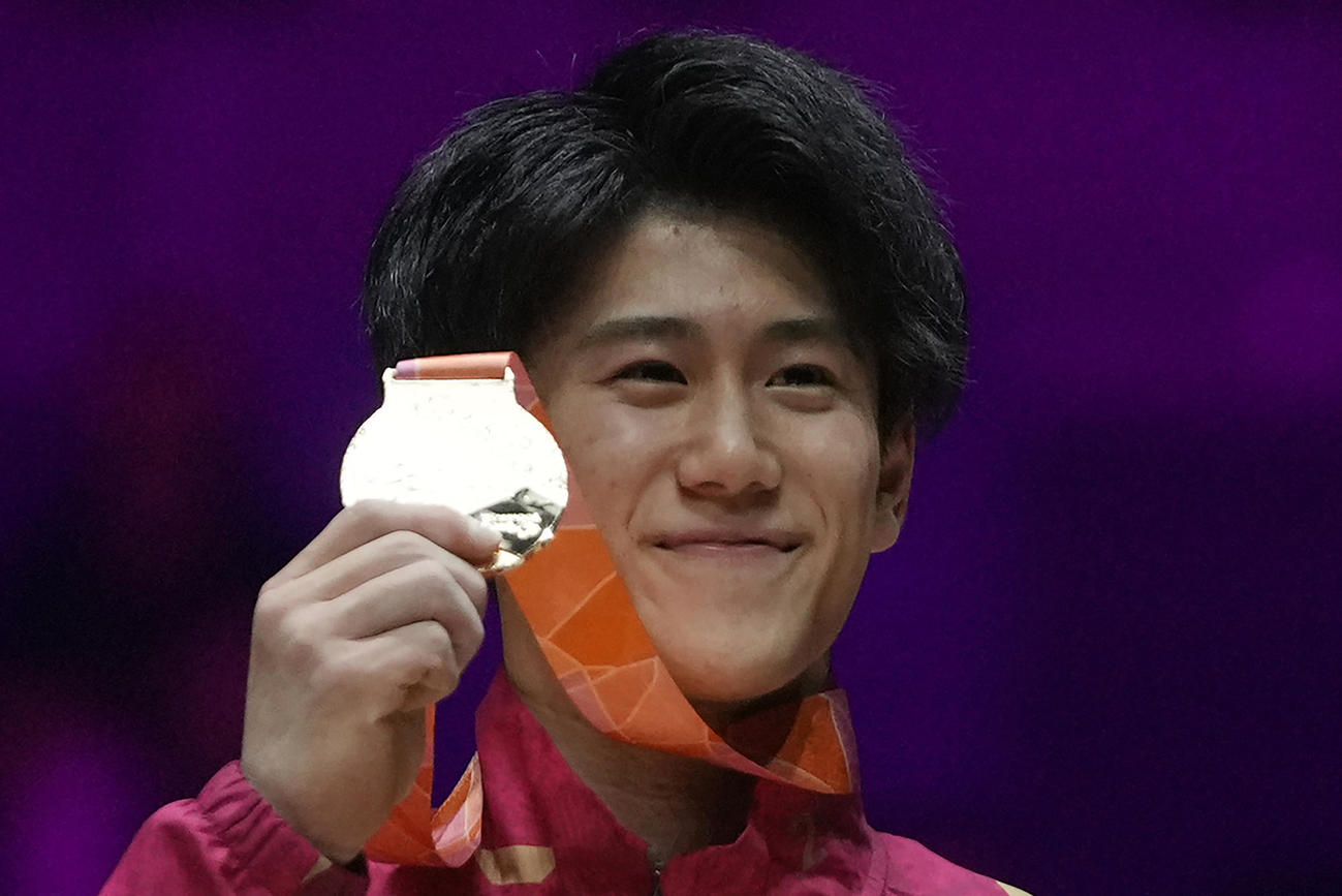 金メダルを掲げる橋本大輝（AP）