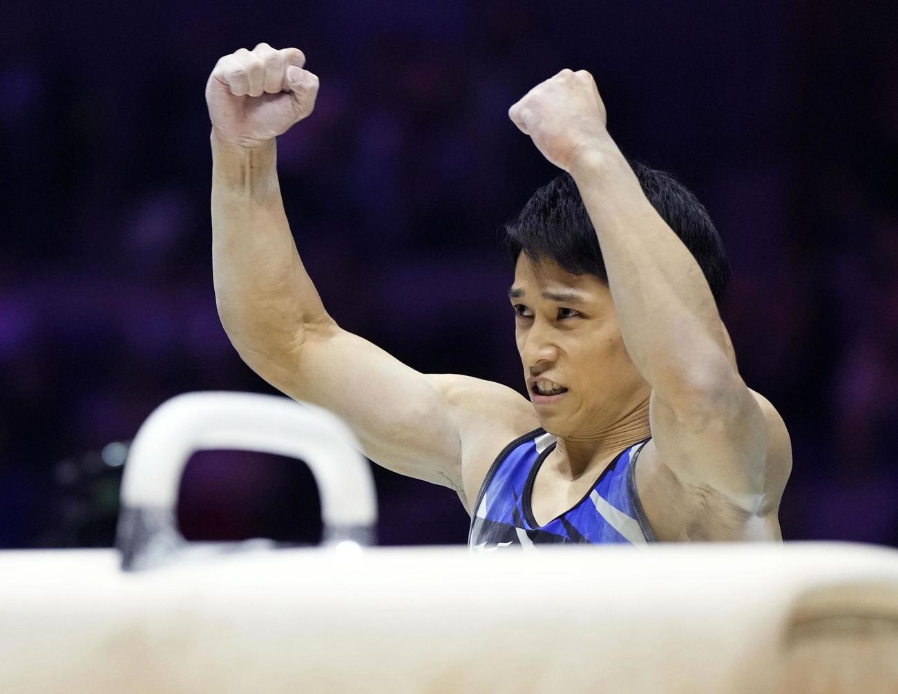 男子個人総合決勝　あん馬の演技を終え、ガッツポーズの谷川航＝リバプール（共同）