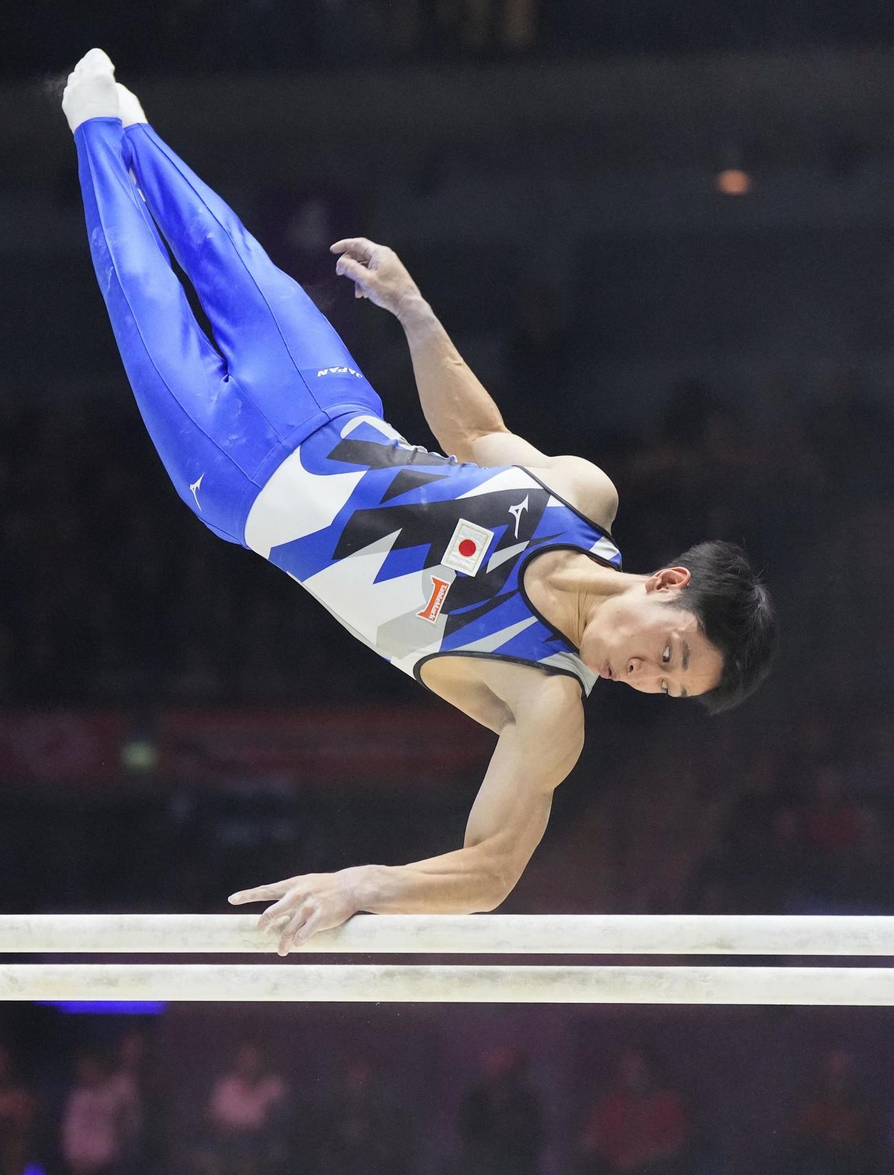 男子個人総合決勝　谷川航の平行棒＝リバプール（共同）