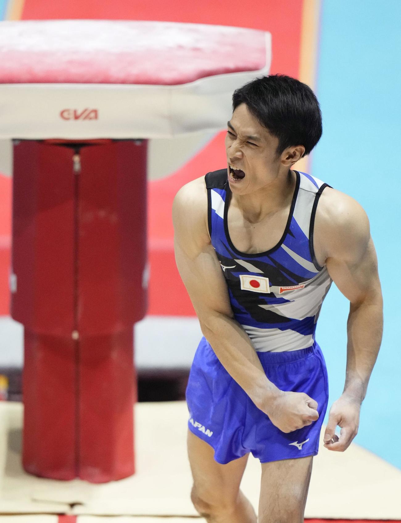 男子個人総合決勝　跳馬の演技を終え、雄たけびを上げる谷川航＝リバプール（共同）