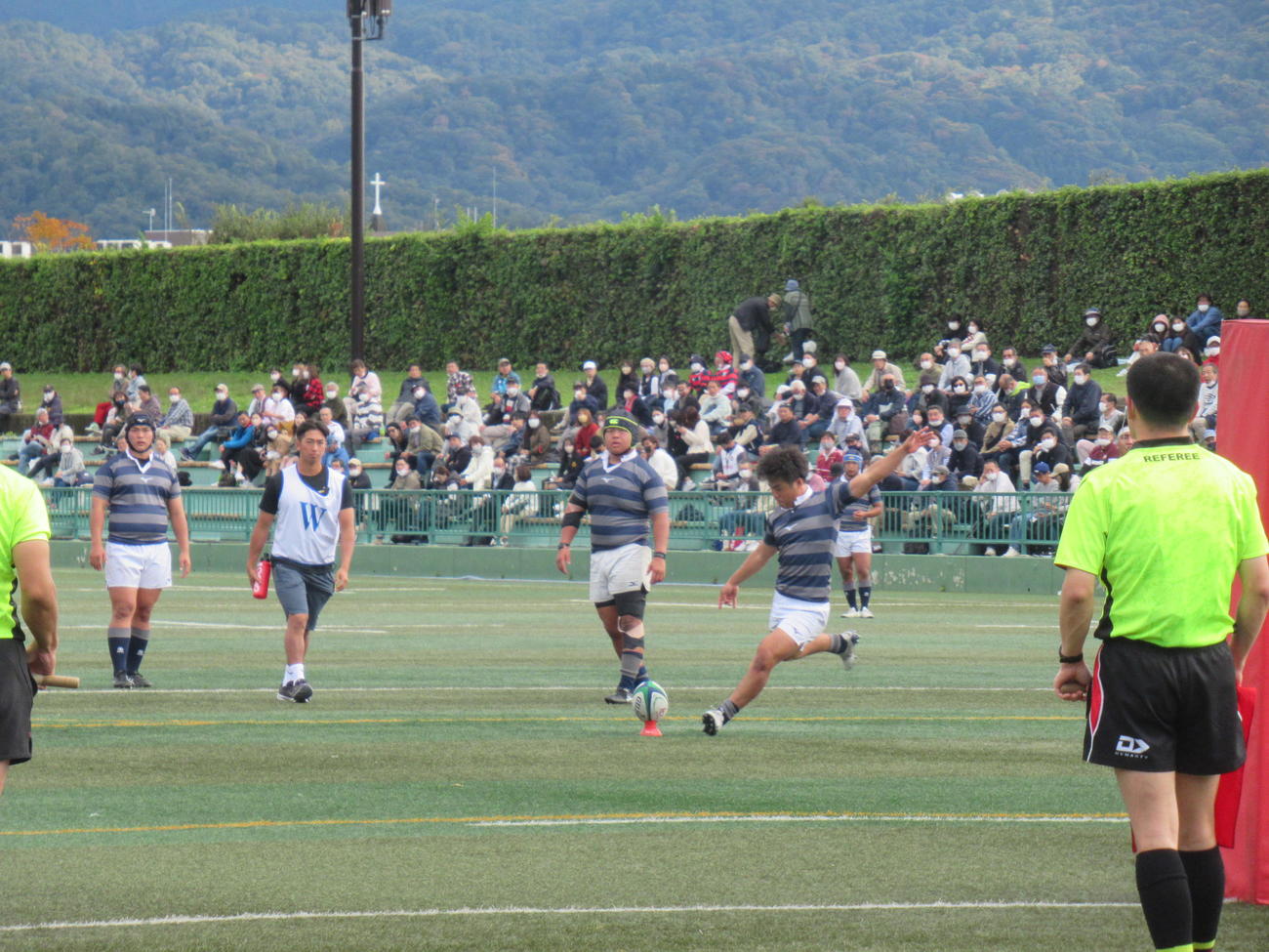 前節の関学大戦で後半にPGを決める同志社大のSO大島