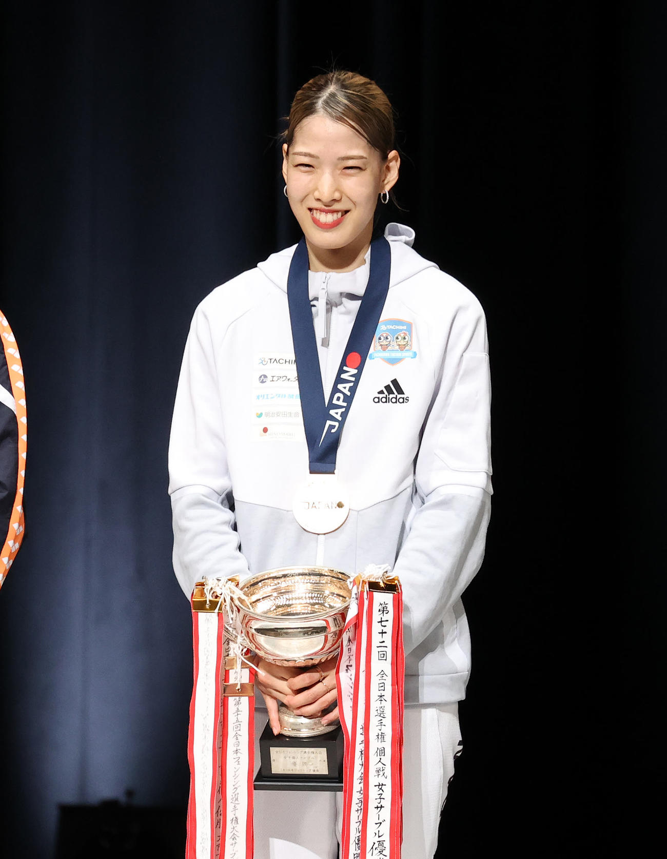 女子サーブルで優勝し笑顔を見せる江村（撮影・鈴木正人）