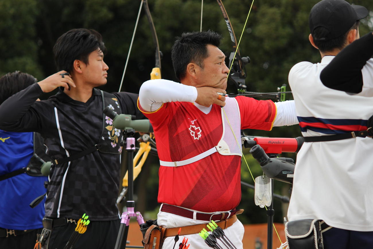 アーチェリーの2023年ナショナルチーム選考会の第1ラウンドで的を狙う山本博（中央）（撮影・首藤正徳）