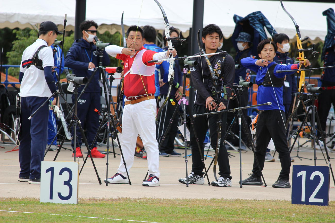 アーチェリーの2023年ナショナルチーム選考会の第1ラウンドで的を狙う山本博（撮影・首藤正徳）