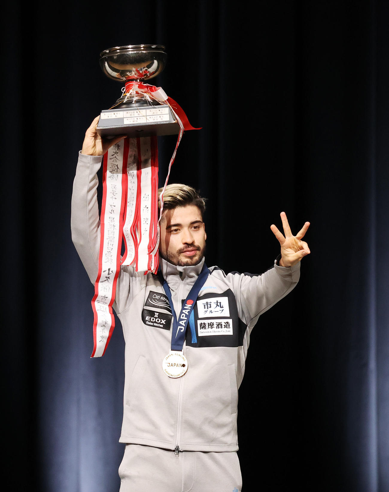 男子サーブルで優勝し喜ぶストリーツ海飛（撮影・鈴木正人）