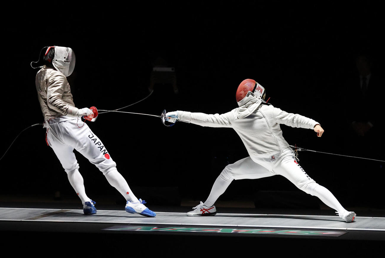 男子サーブル決勝戦で対戦する吉田（左）とストリーツ海飛（撮影・鈴木正人）
