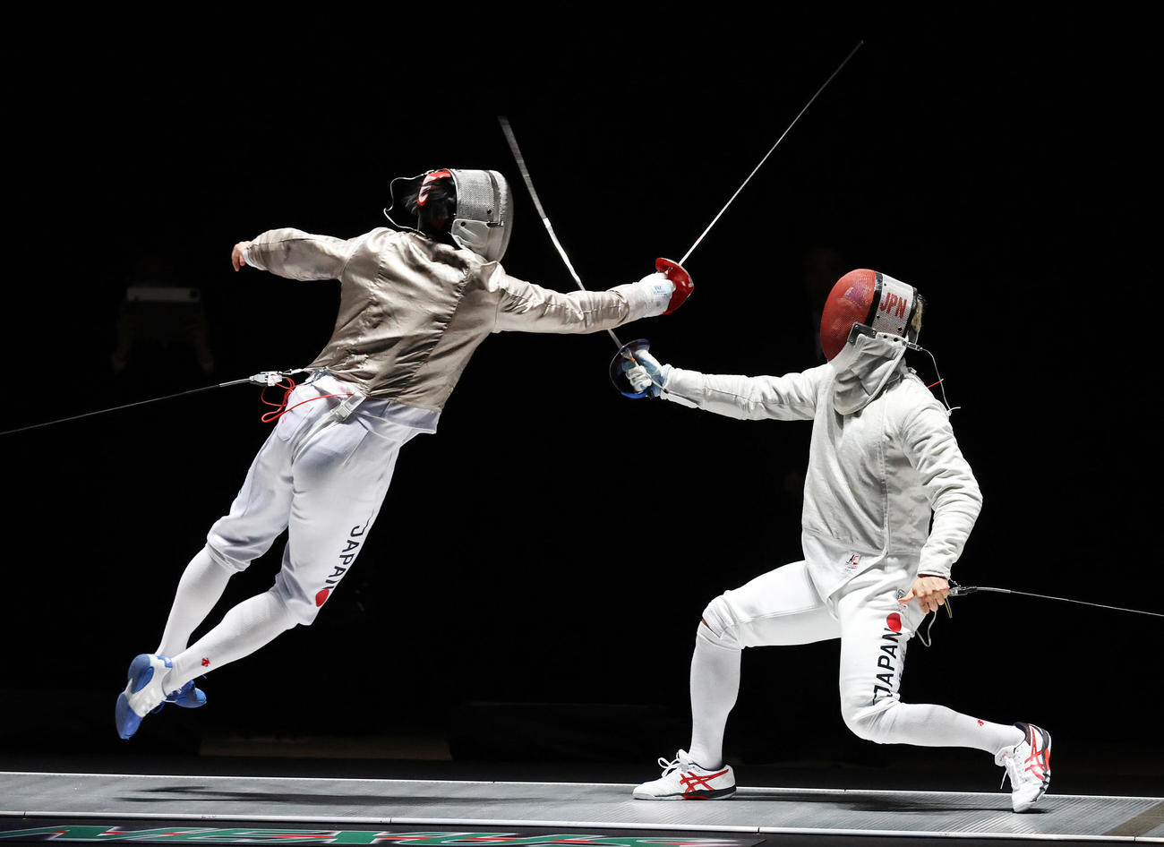 男子サーブル決勝戦で対戦する吉田（左）とストリーツ海飛（撮影・鈴木正人）