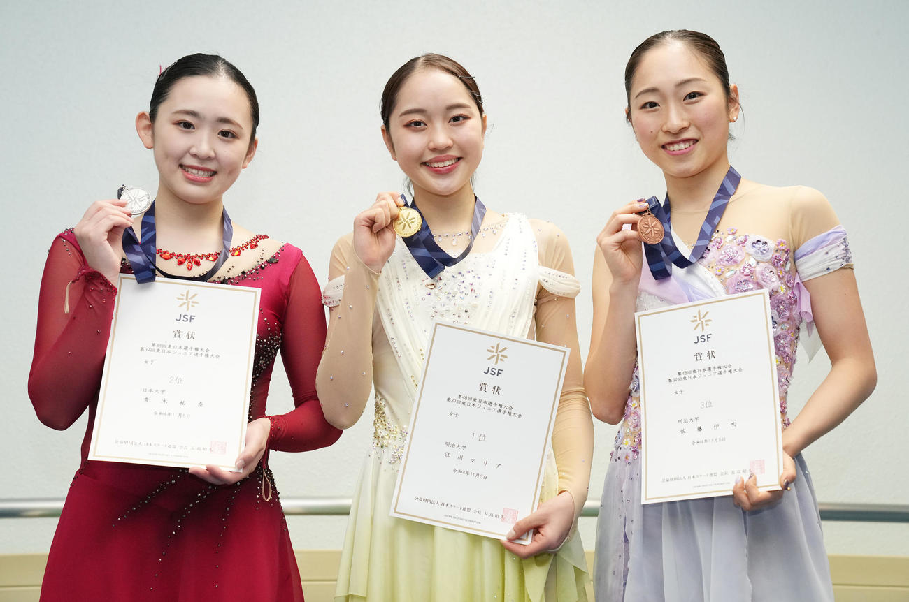 表彰を終え笑顔の2位青木（左）優勝の江川（中央）3位佐藤（撮影・鈴木みどり）