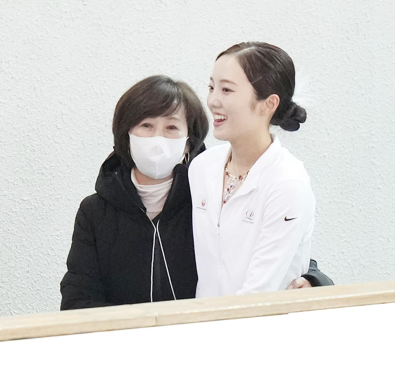 女子フリー　笑顔で引き揚げる本田真（右）（撮影・鈴木みどり）