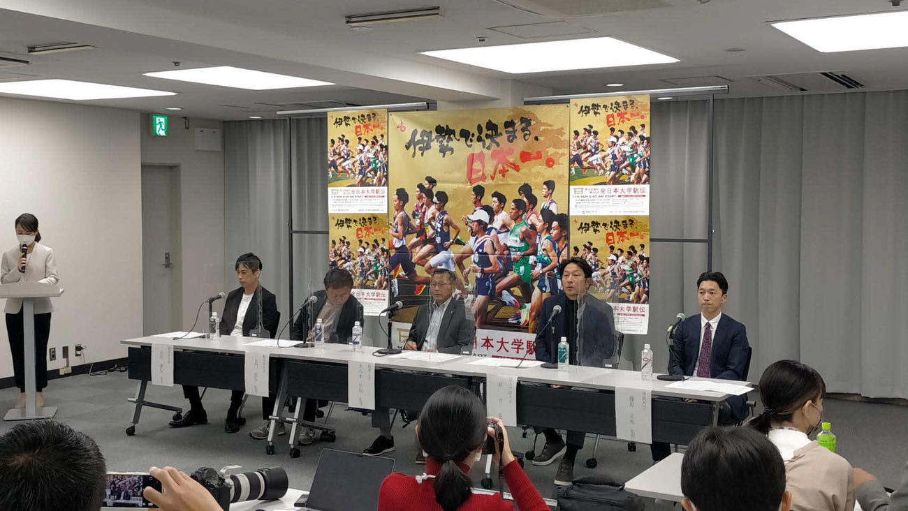 監督会見に並んだ有力５校の指揮官。左から国学院大・前田監督、順大・長門監督、駒大・大八木監督、青学大・原監督、中大・藤原監督
