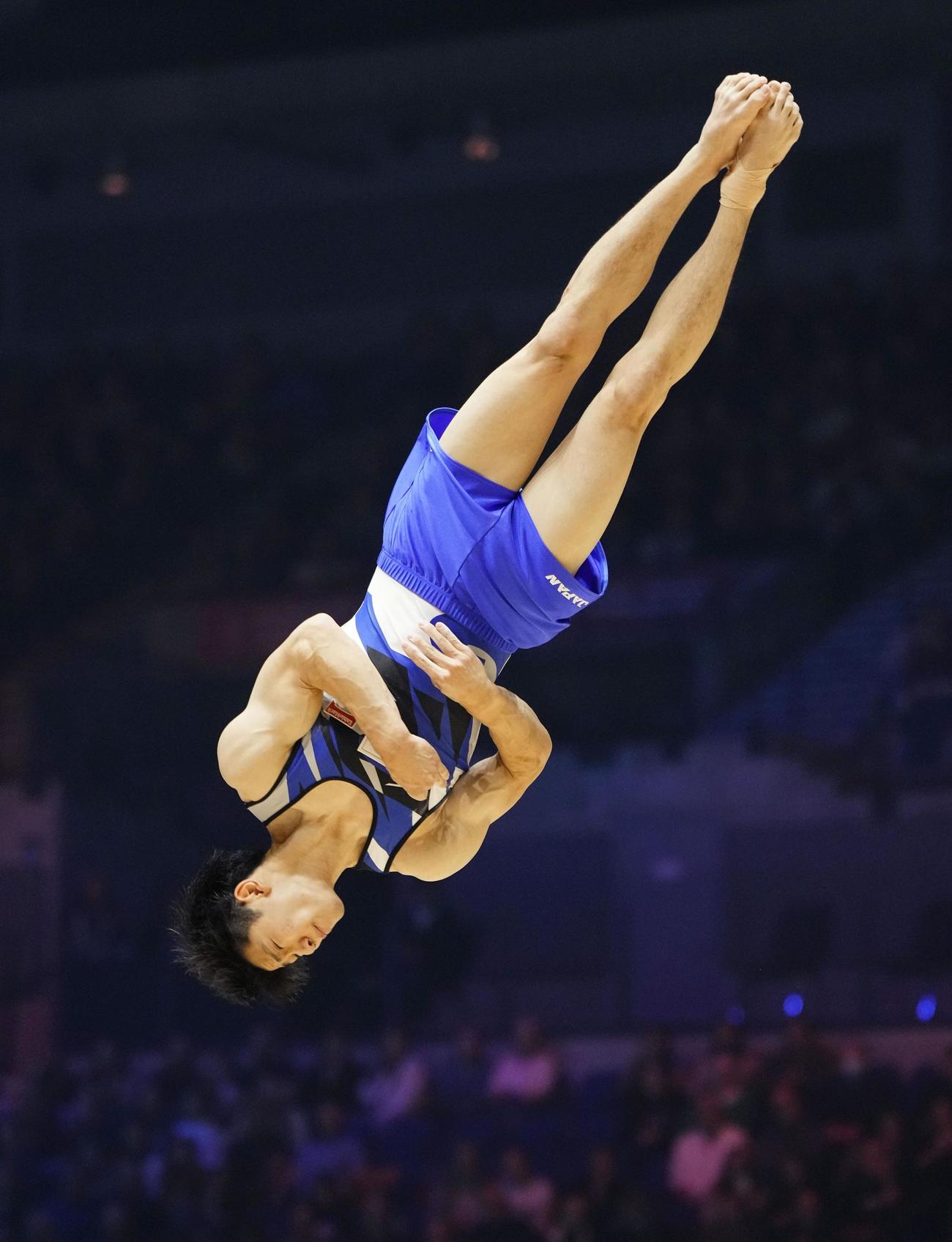 男子床運動決勝　銀メダルを獲得した橋本大輝の演技（共同）