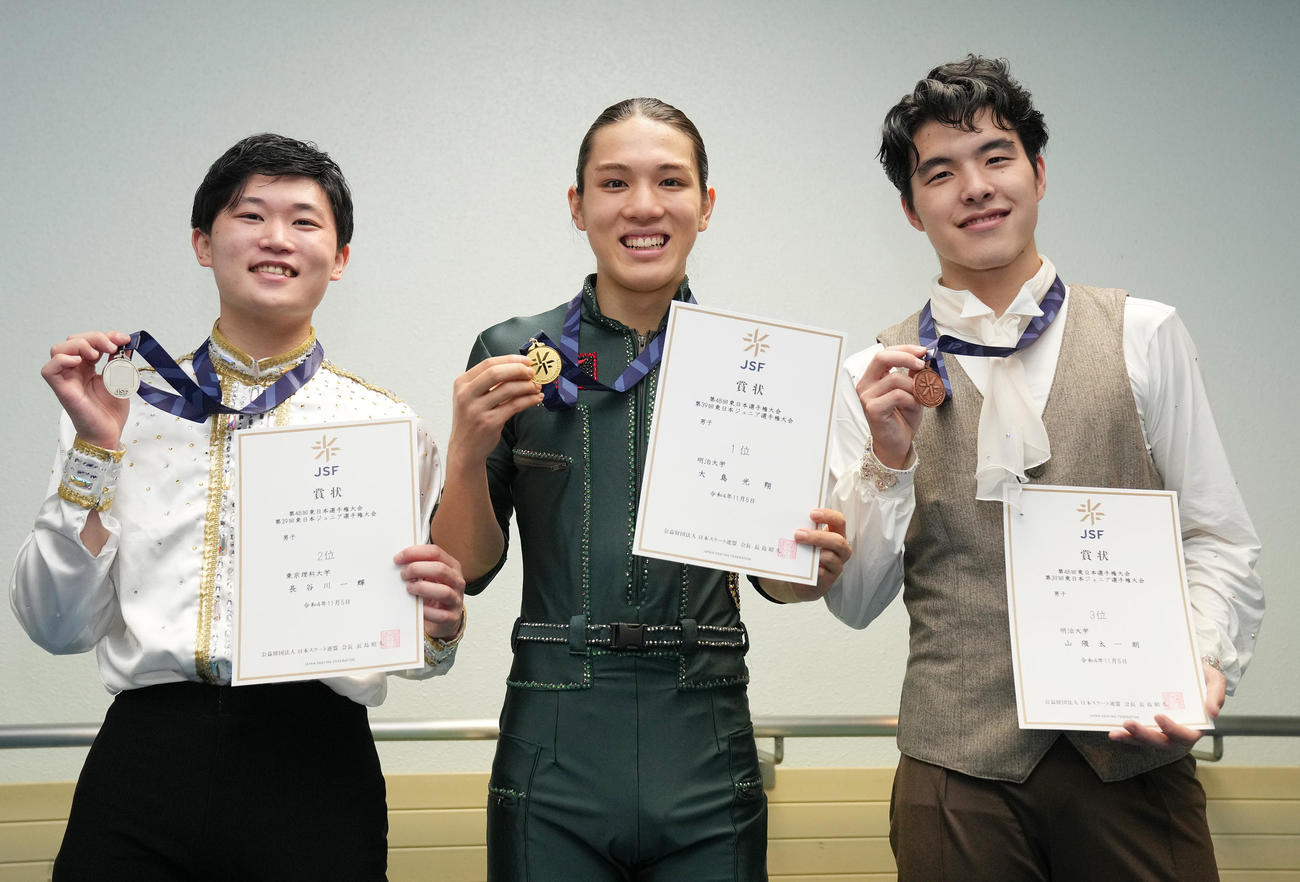 男子フリー　表彰を終え笑顔の、左から2位長谷川、優勝の大島、3位山隈（撮影・鈴木みどり）