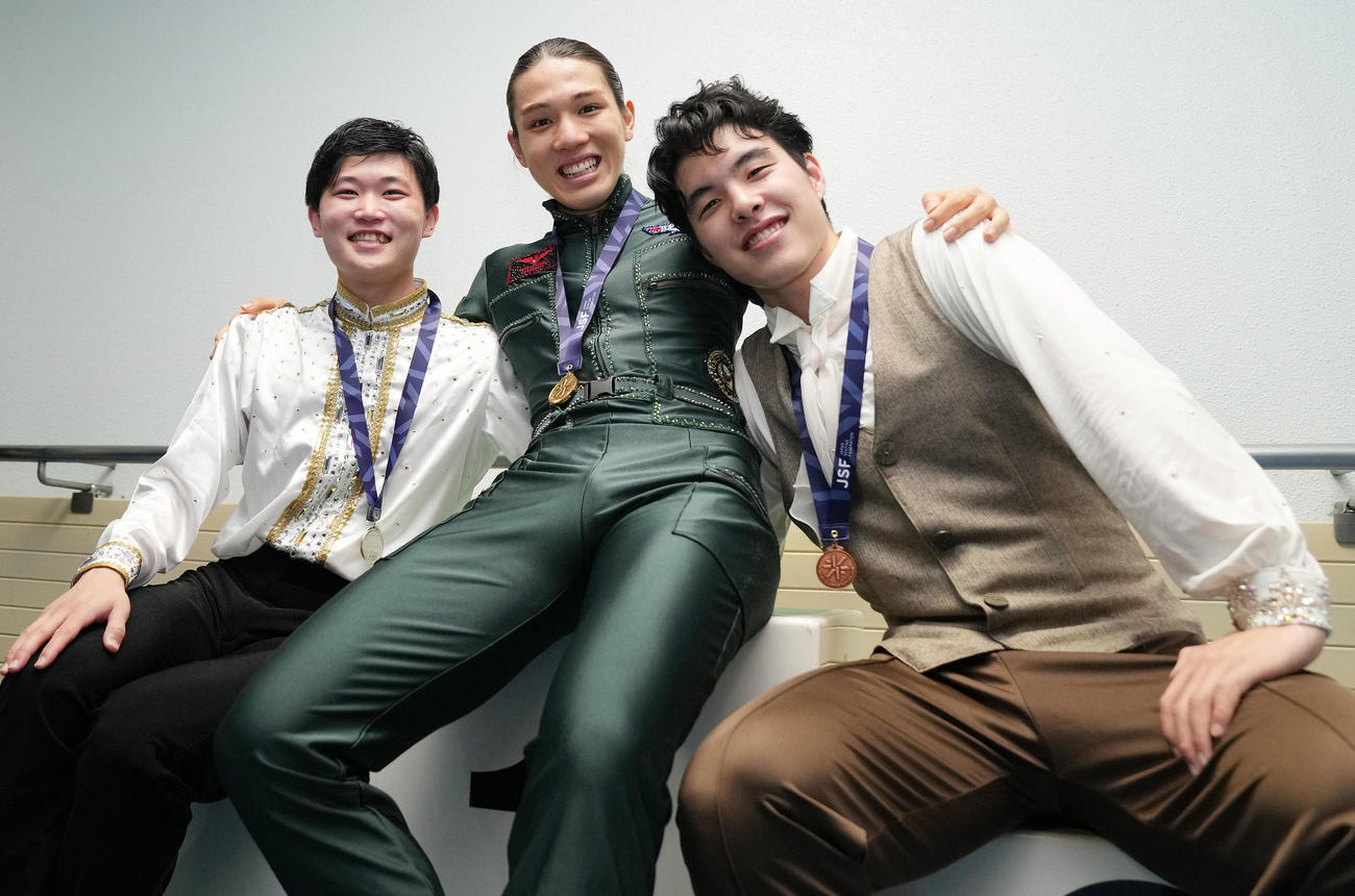 男子フリー　表彰を終え笑顔の、左から2位長谷川、優勝の大島、3位山隈（撮影・鈴木みどり）
