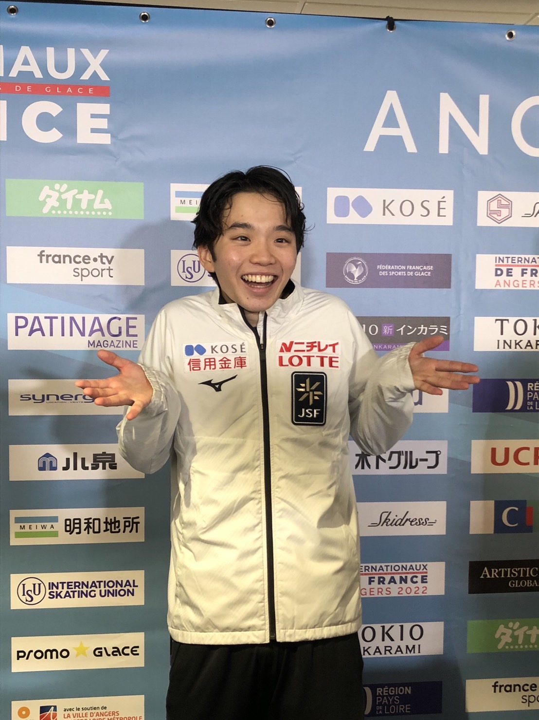 GP第3戦フランス杯男子3位の友野は笑顔で写真に納まる