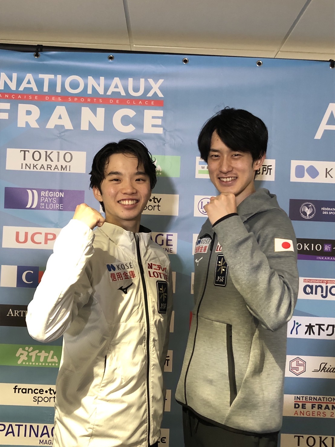GP第3戦フランス杯男子2位の山本（左）と3位の友野は笑顔で写真に納まる
