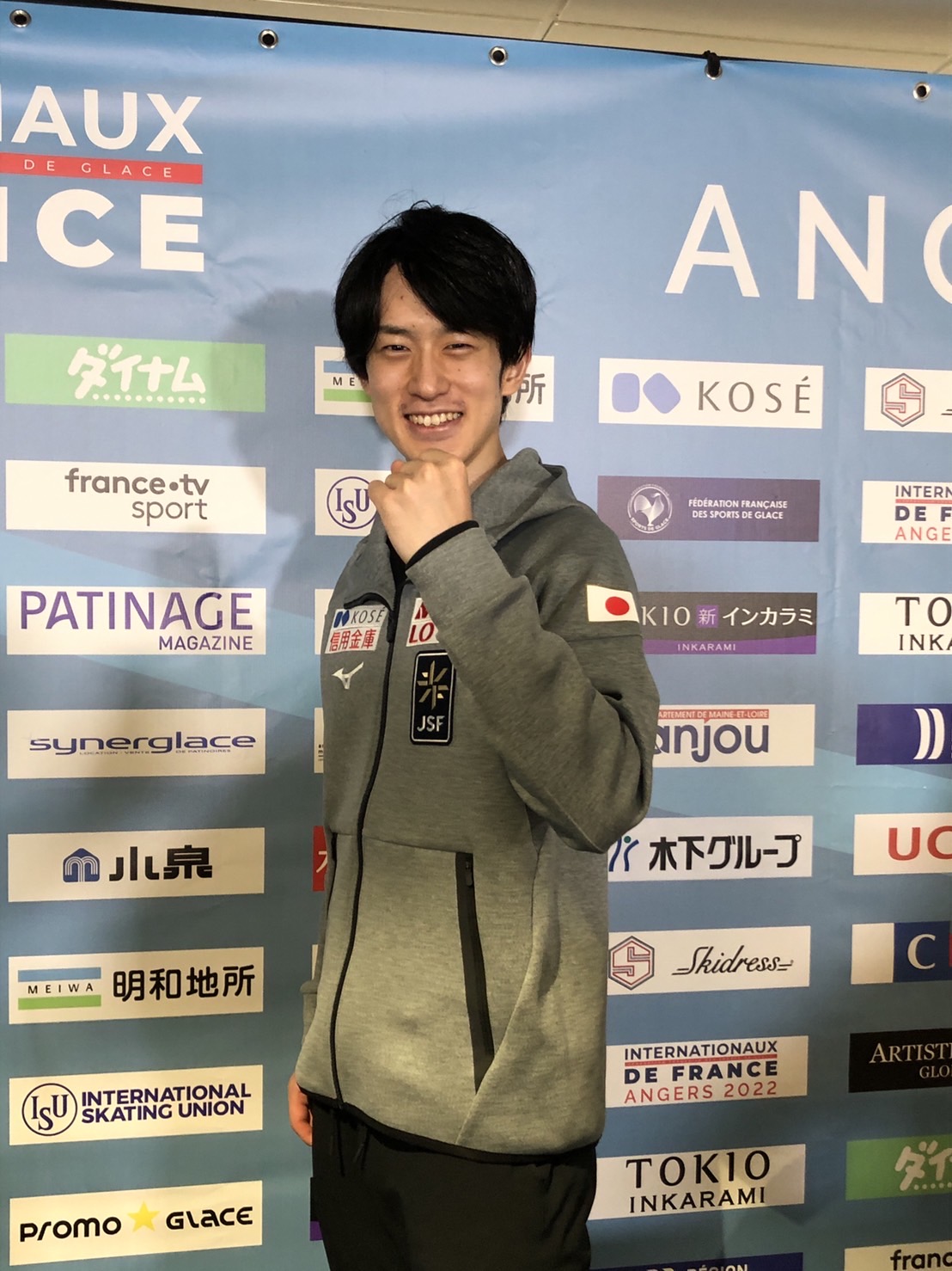 GP第3戦フランス杯男子2位の山本は笑顔で写真に納まる
