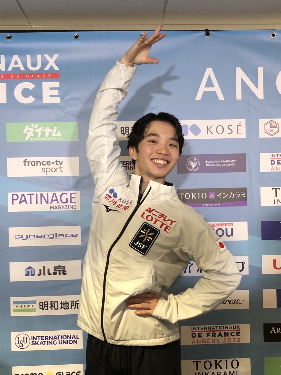 GP第3戦フランス杯男子3位の友野は笑顔で写真に納まる
