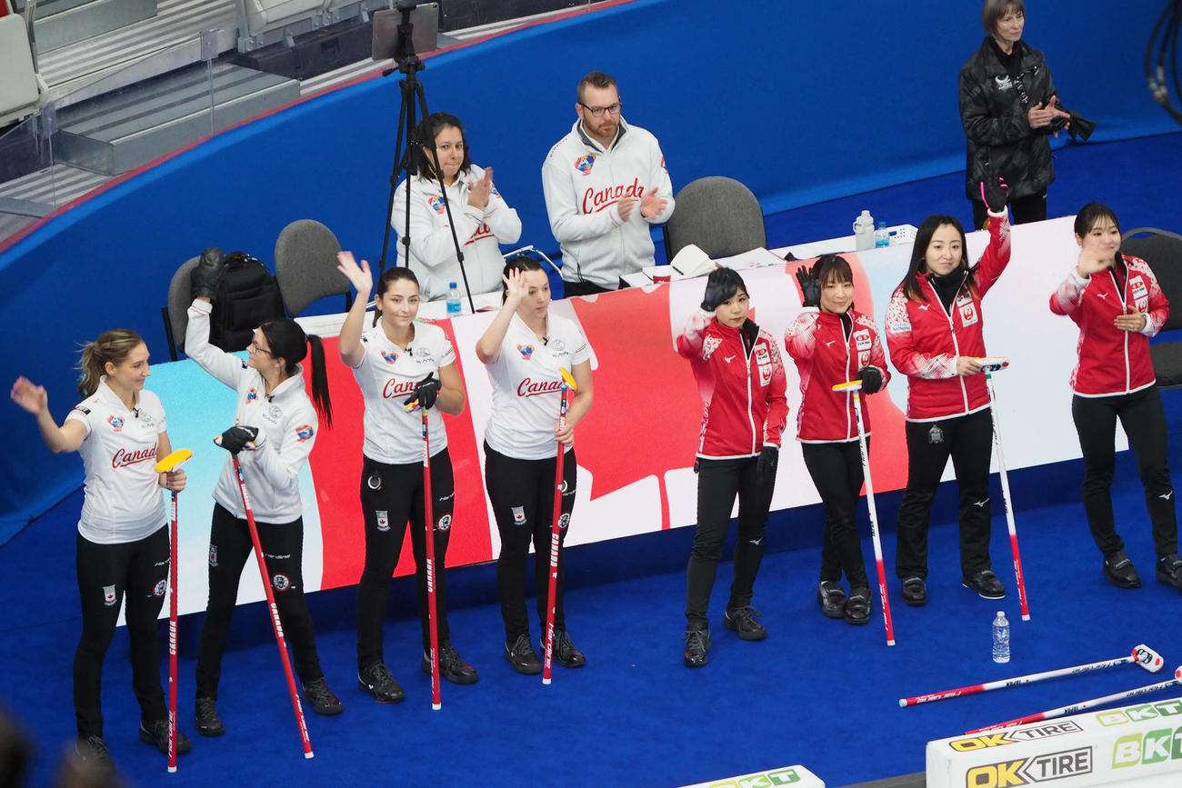 カーリングのパンパシフィック選手権準決勝でカナダに勝利した日本代表のロコ・ソラーレ（写真右側4人）（日本カーリング協会提供）