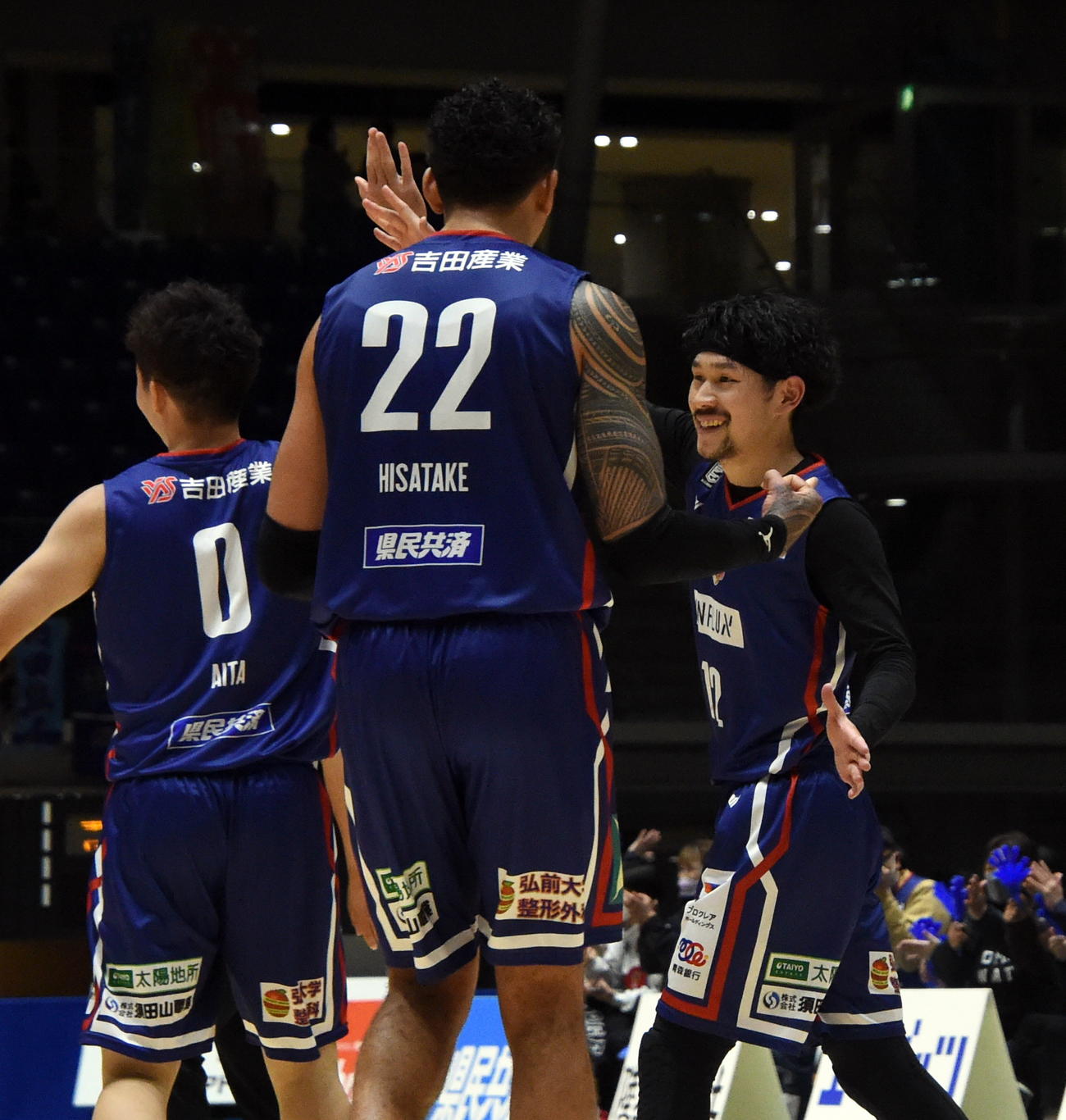 第2Q、ブザービーターの3点シュートを決めて笑みを浮かべる青森池田（右）