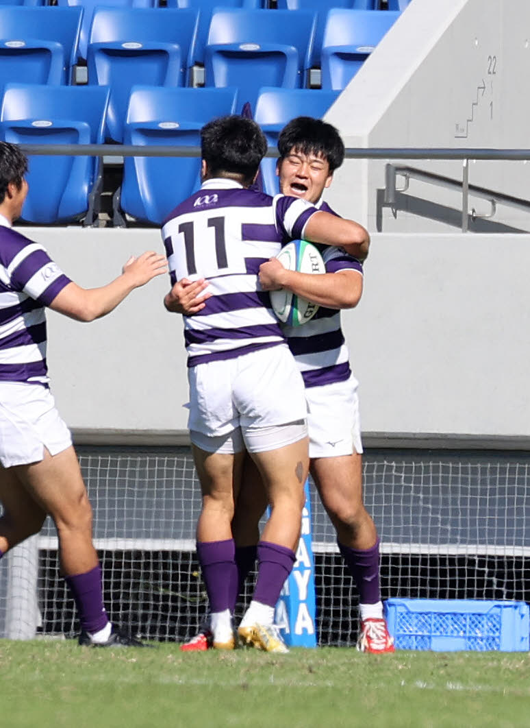 明大対慶大　前半、トライを決め喜ぶ明大HO松下（撮影・鈴木正人）
