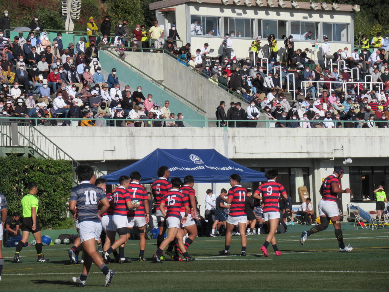 前半終了間際、初出場の2年生CTB藤本がトライを奪い、喜ぶ京産大のメンバー
