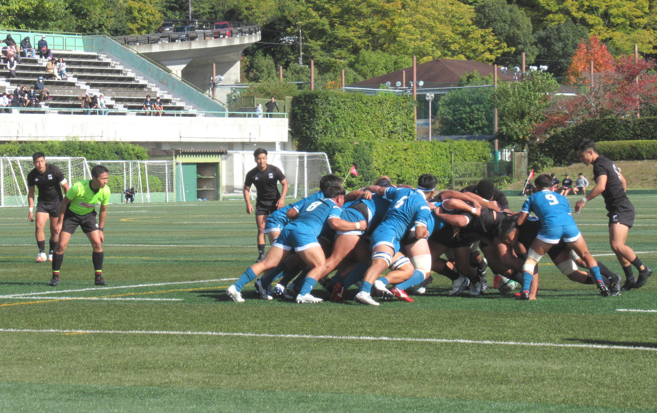 スクラムで押し込む天理大