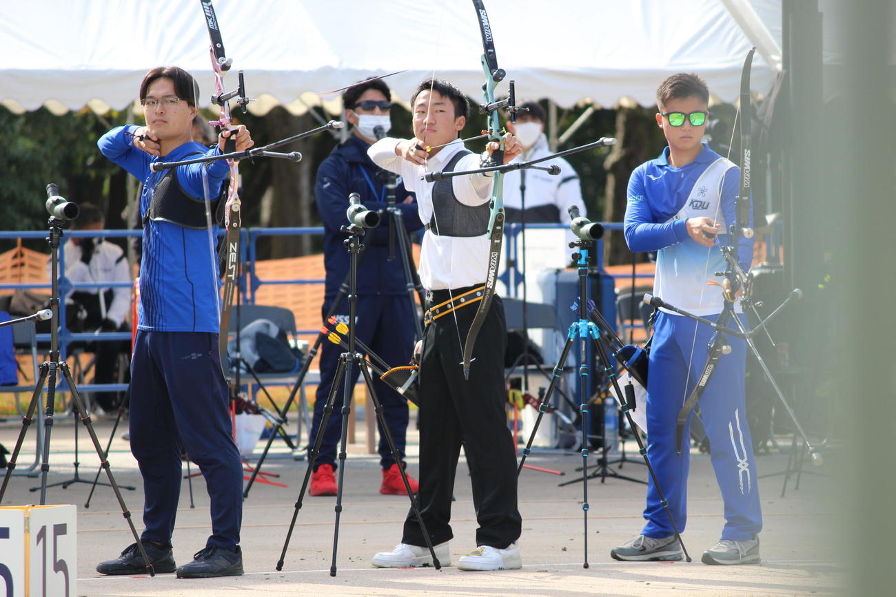 アーチェリーの2023年ナショナルチーム選考会の最終ラウンドで的を狙う斉藤史弥（中央）（撮影・首藤正徳）
