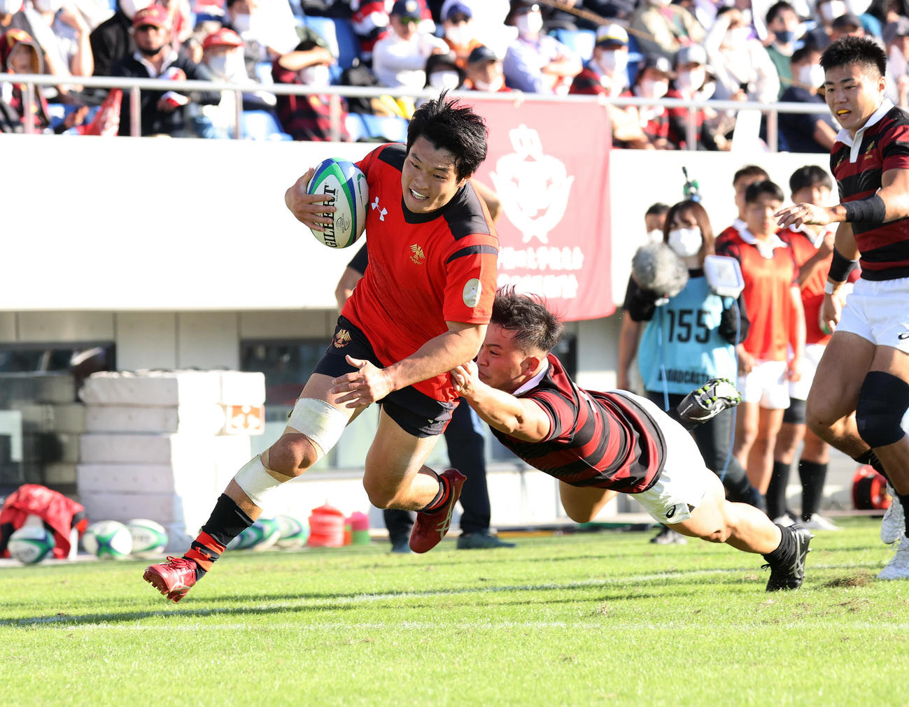 帝京大対早大　前半、攻め上がる帝京大CTB二村（左）（撮影・鈴木正人）