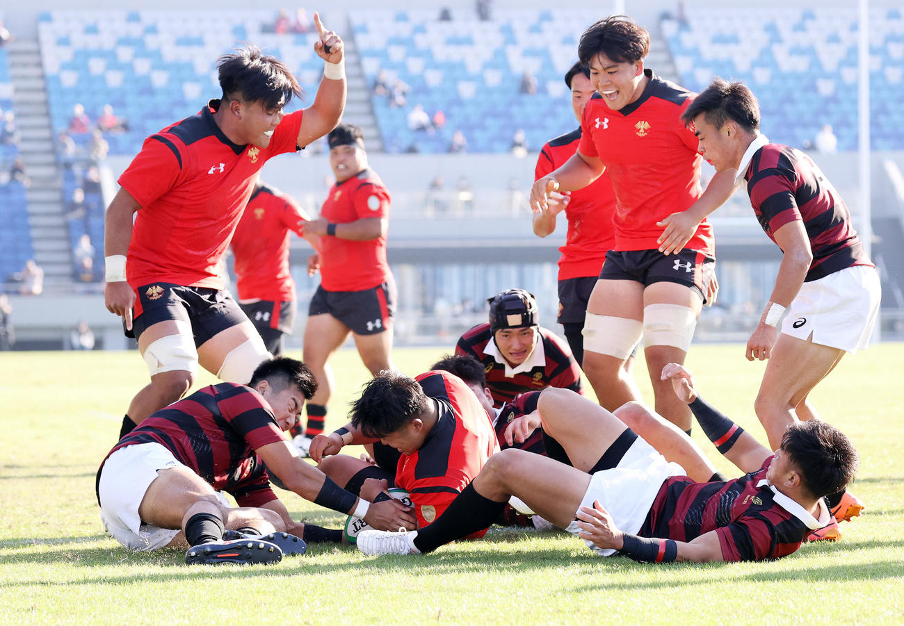 帝京大対早大　前半、トライを決める帝京大HO江良（中央下）（撮影・鈴木正人）
