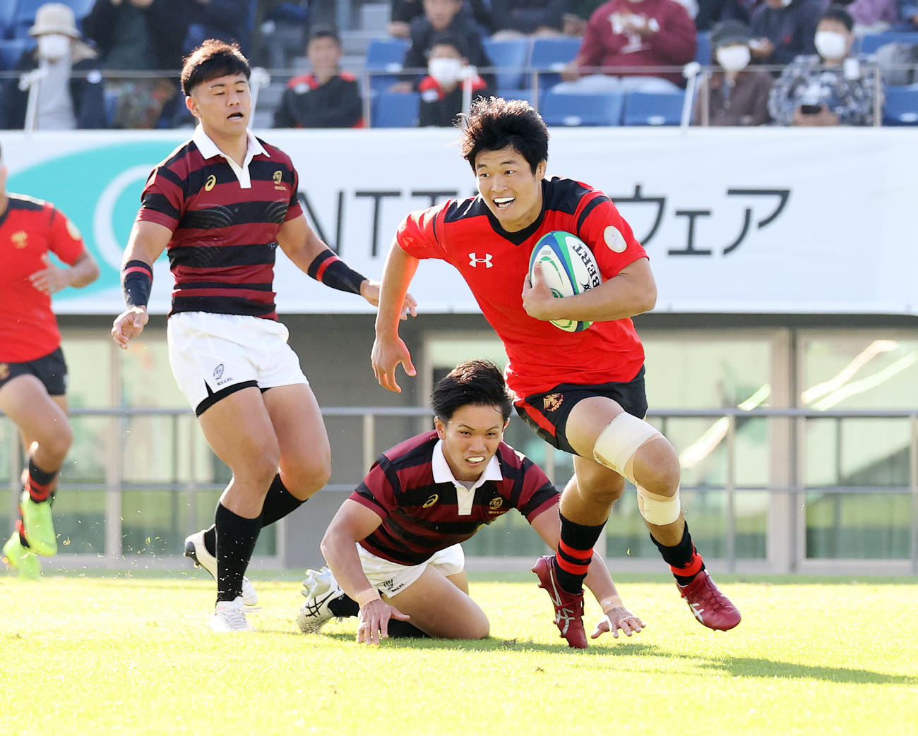 帝京大対早大　前半、攻め上がる帝京大CTB二村（右）（撮影・鈴木正人）
